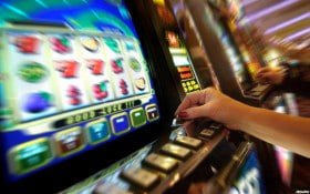 Người chơi Việt Nam quay game nổ hũ slot trên điện thoại thoải mái
